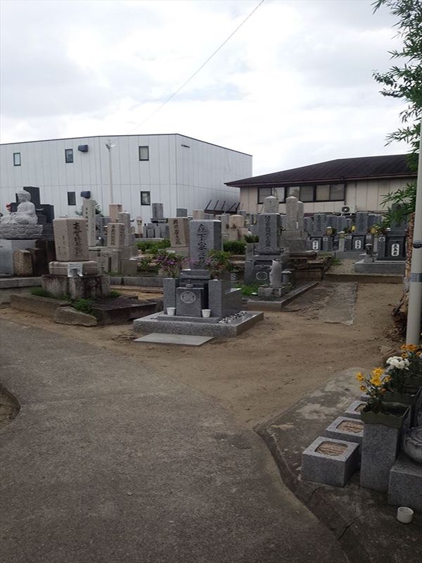 菱江西方墓地