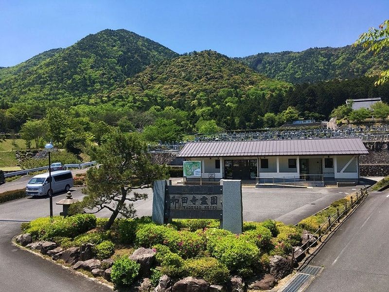 霊園入口