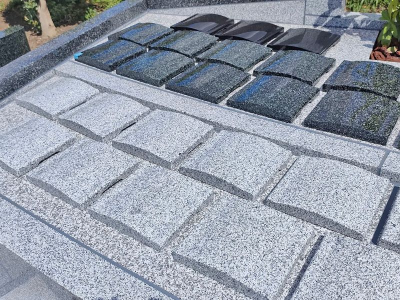 銘板プレートは3種類から選べます。区画により石種は固定となります。