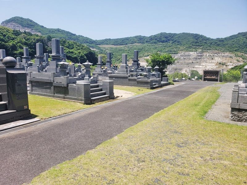 敷地に合わせて様々なデザインのお墓を建て ることが出来ます。