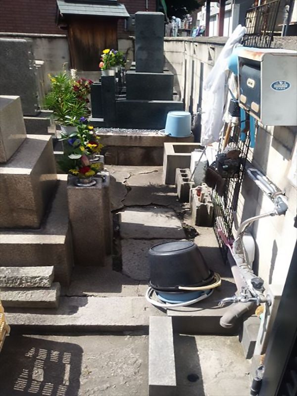 徳庵橋本墓地　掃除道具置き場と水場