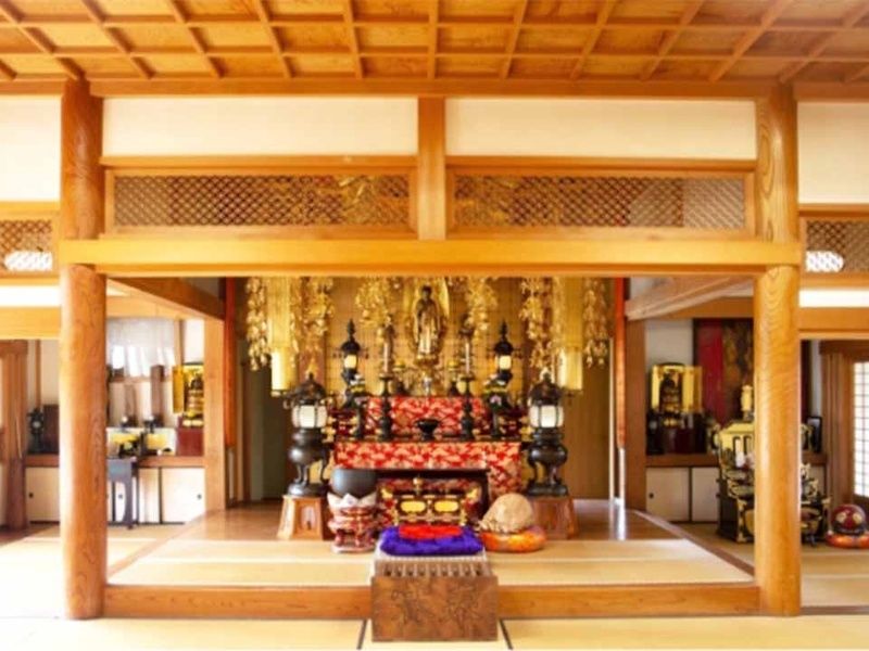 蔡華寺本堂内