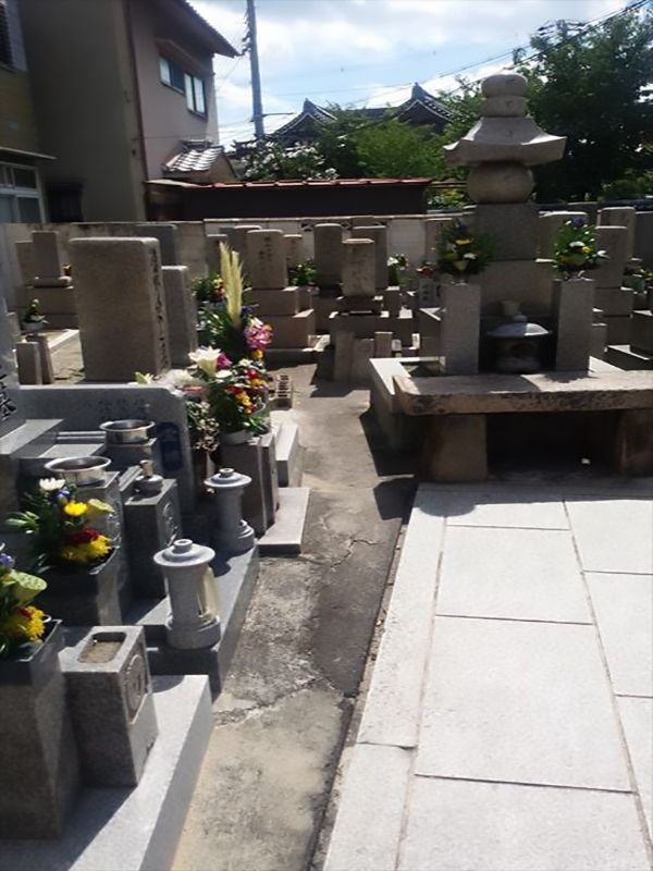 徳庵橋本墓地　花が添えられた墓石