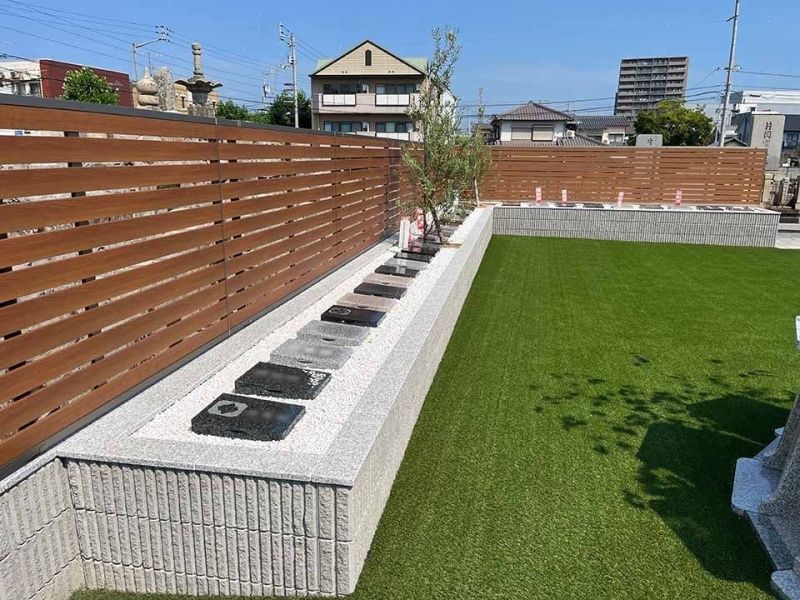 各区画に石碑プレートが設けられたタイプの樹木葬です