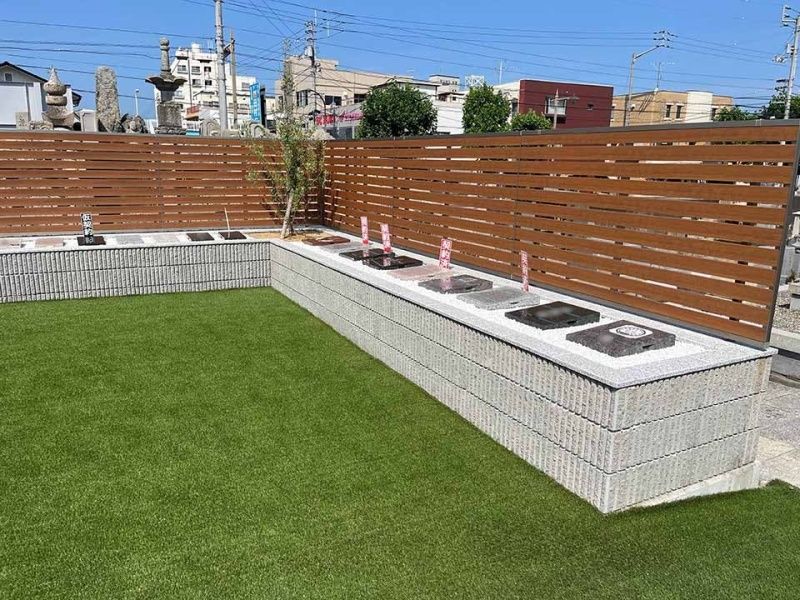 墓域には木のセパレート版が設けられています