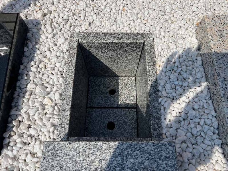 納骨室は石で囲まれています