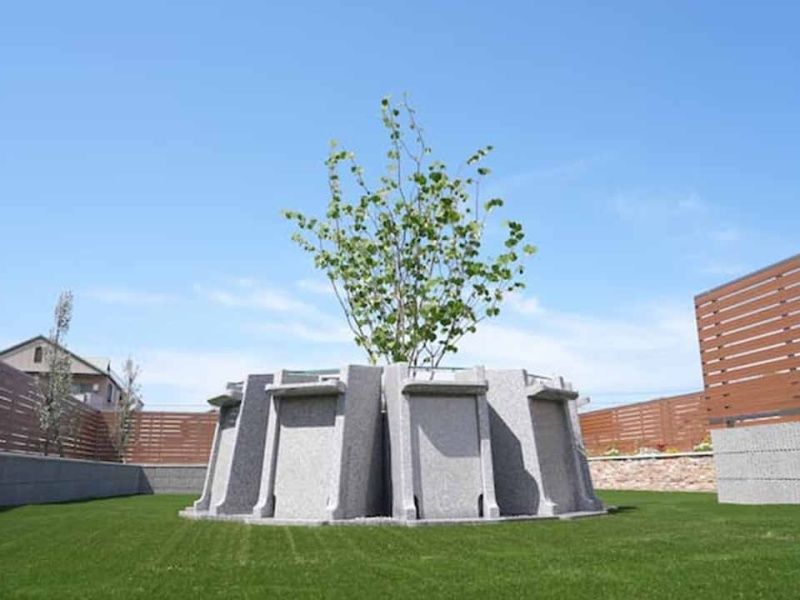 一般墓のように堅牢な石で造られた樹木葬タイプもあります