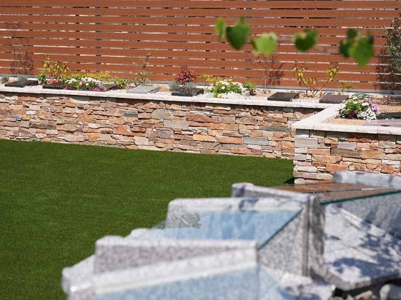 台座がレンガ風の美しい石で造られた樹木葬タイプもあります