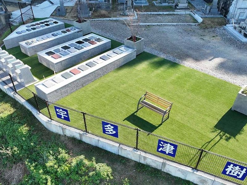 多くの方々に向けて、樹木葬看板が掲げられています