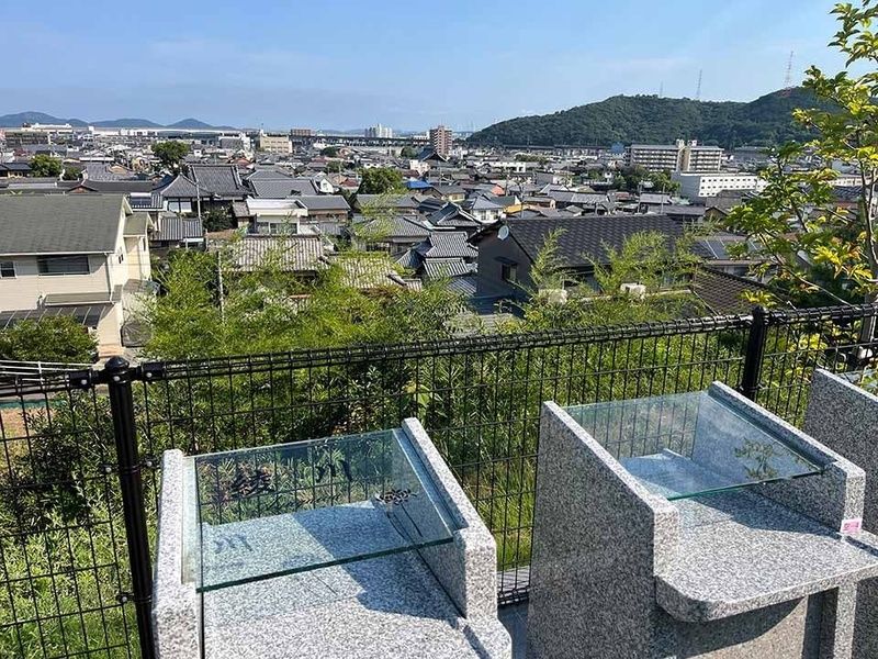 見晴らしのよい高台に位置しています