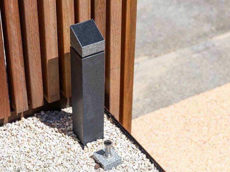 故人が埋葬された地の横には、シンボルとなる石碑が建てられます