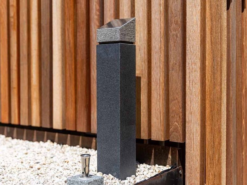 縦に長い石碑の横面に、名前を刻字することができます