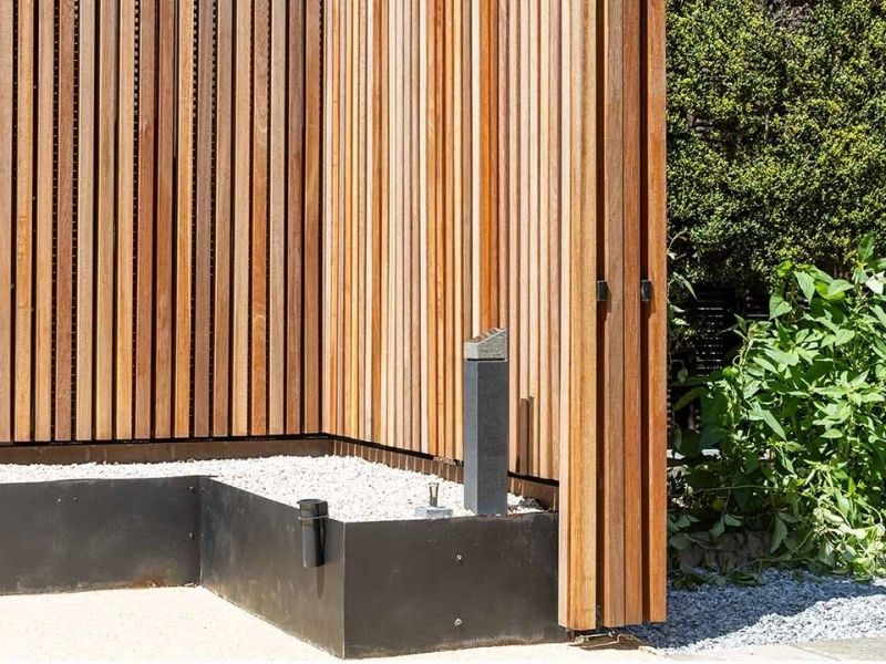 石碑前に線香立て、台座部分に花立を備えることができます