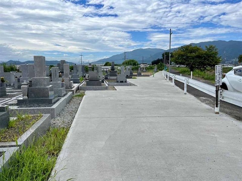 幅広く段差がない平坦な道に囲まれています