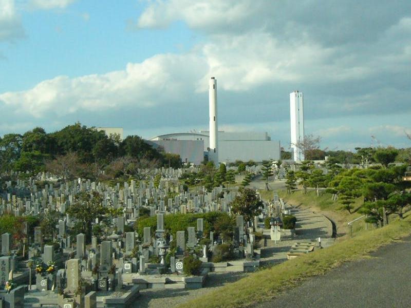 多くの一般墓が建ち並ぶ苑内風景