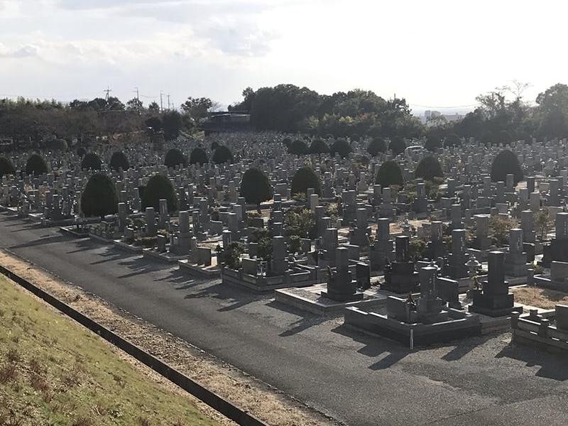 多くの一般墓が建ち並ぶ苑内風景
