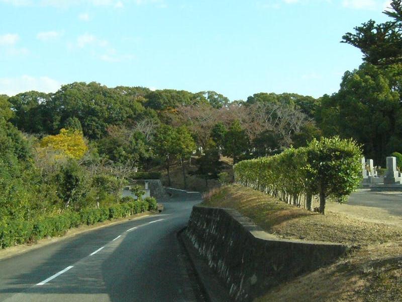苑内は舗装された道路が敷かれているため、墓域の近くまで車で移動することができます