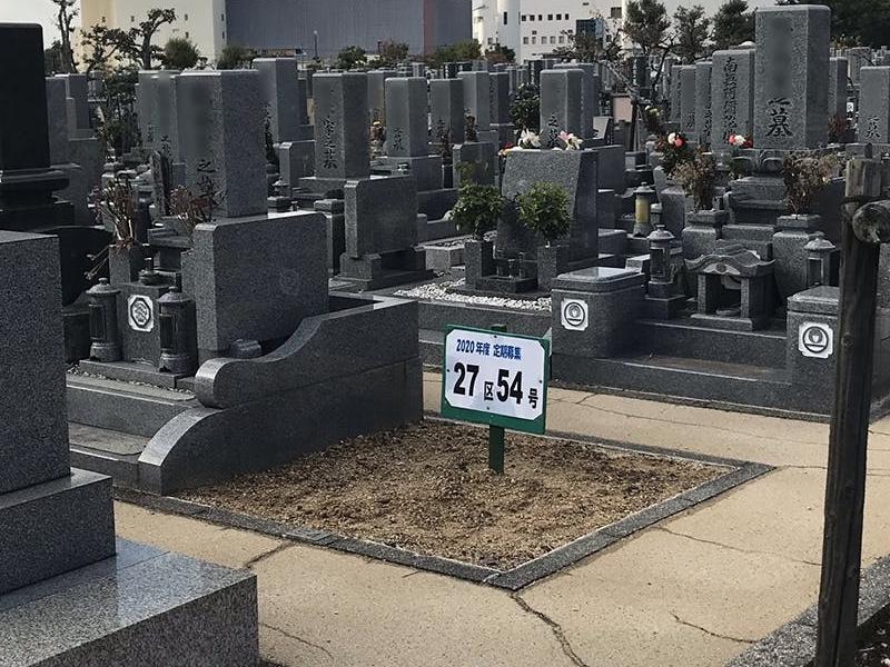 従来型の縦に長い和墓のほか、墓石が横に建つ洋型のお墓も建立できます