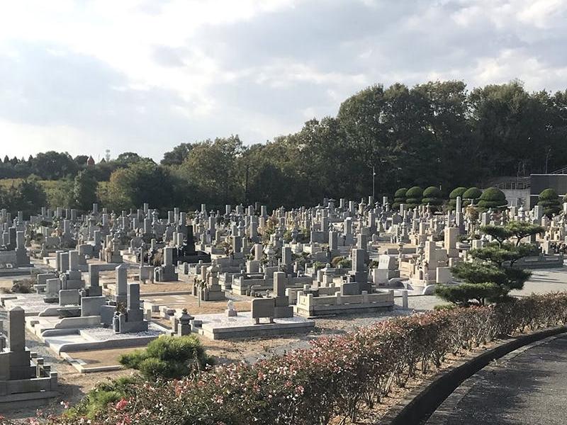 視界に遮るものがなく、開放感ある雰囲気を持つ霊苑です
