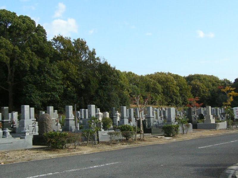 多くの一般墓が建ち並ぶ苑内風景