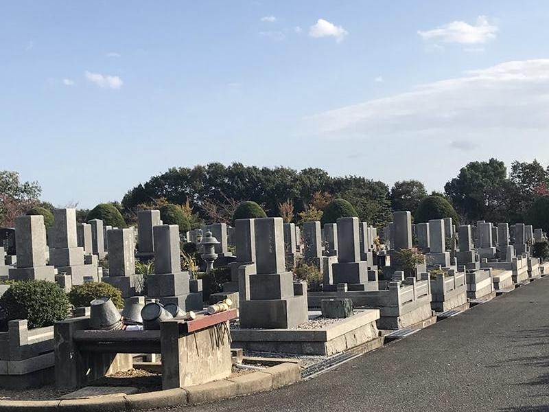 多くの一般墓が建ち並ぶ苑内風景