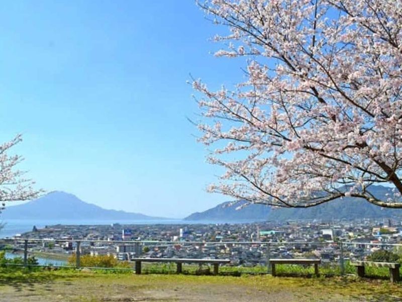 園内から望む桜島と別府川