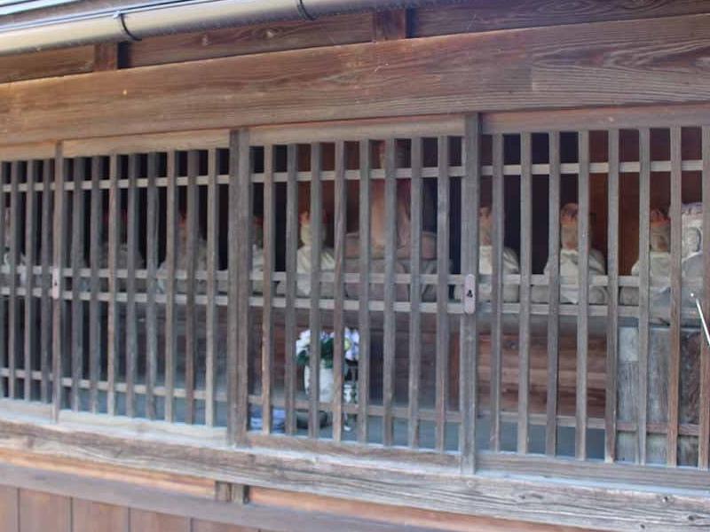 数々の像が来福院墓地を見守る