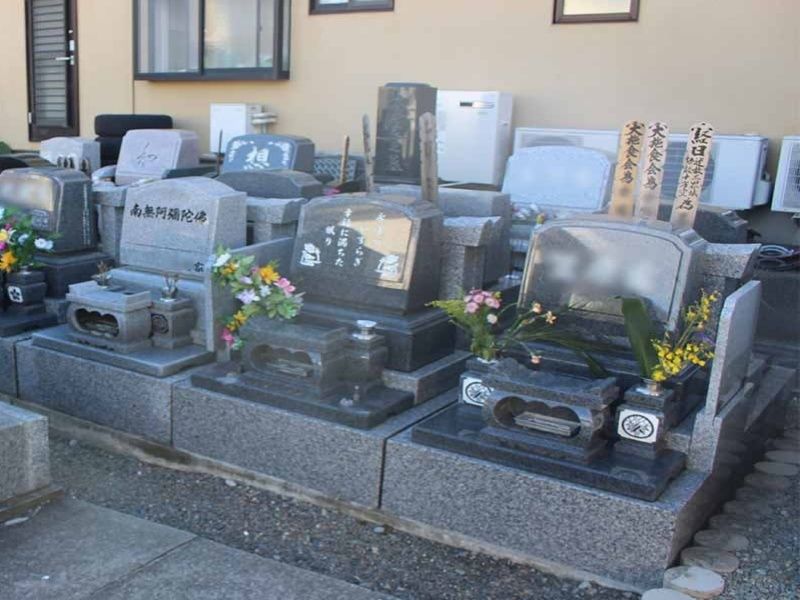 一般墓が建ち並ぶ院内風景