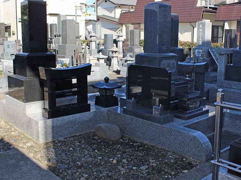 一般墓が建ち並ぶ院内風景