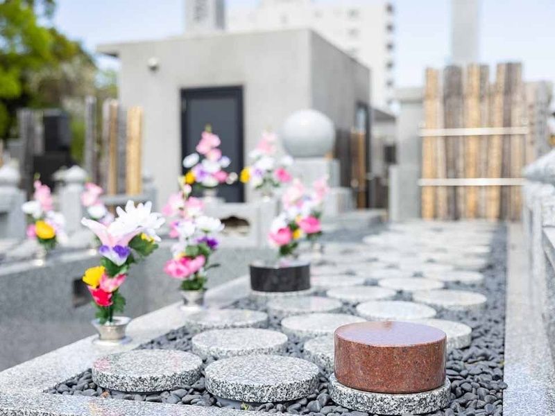 グリーン・レッド・ブルー・ブラック、４種の石碑プレートが用意されています