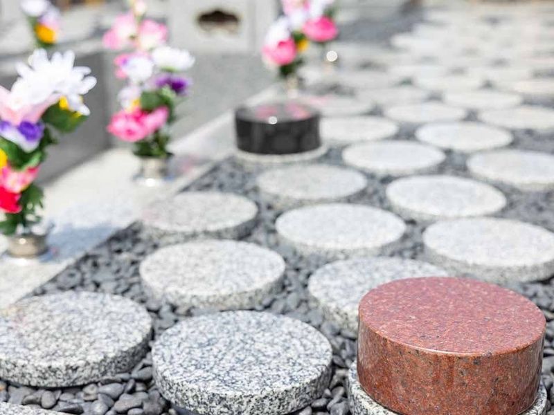 石碑プレートには名前などを刻字することができます