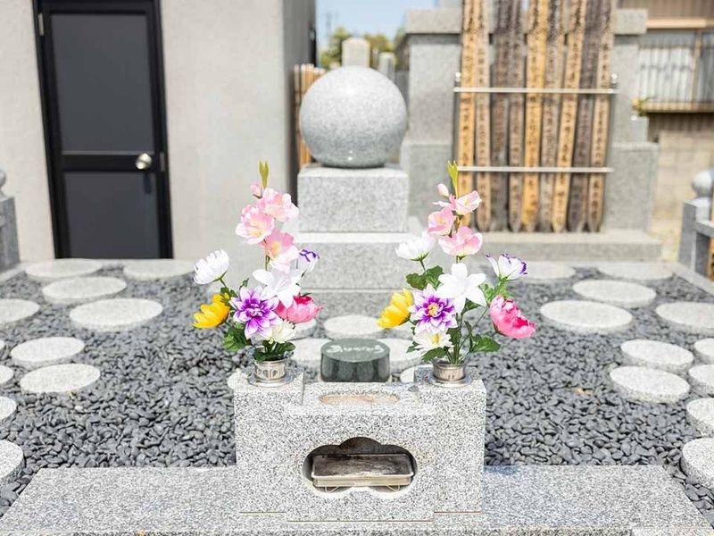 共有の献花台に、献花や線香を手向けることができます