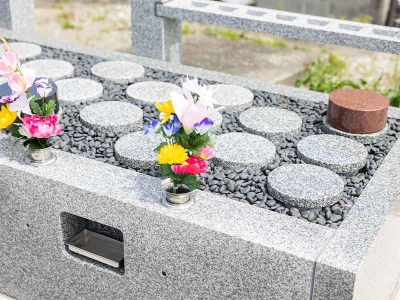 各区画の近くで献花や線香を手向けることもできます