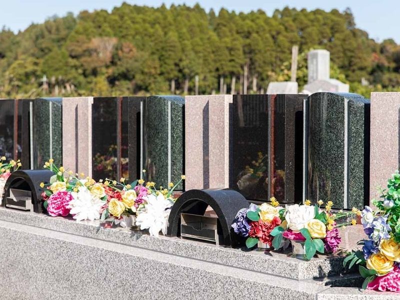 共有の線香台に線香を手向けることができます