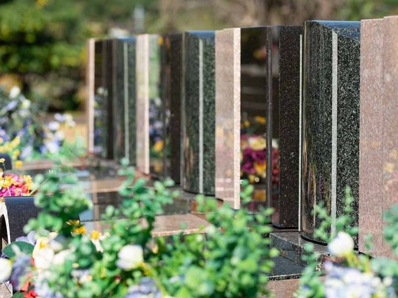 樹木葬は色とりどりの花々に包まれています