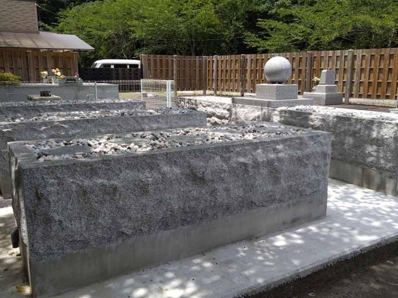 樹木葬は堅牢な台座に支えられています