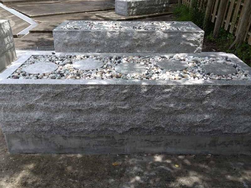 樹木葬の各区画には石碑プレートが設けられています