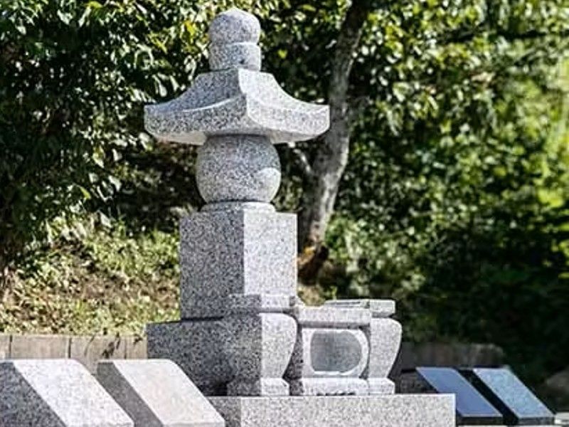 墓域中央に五輪塔が設けられています