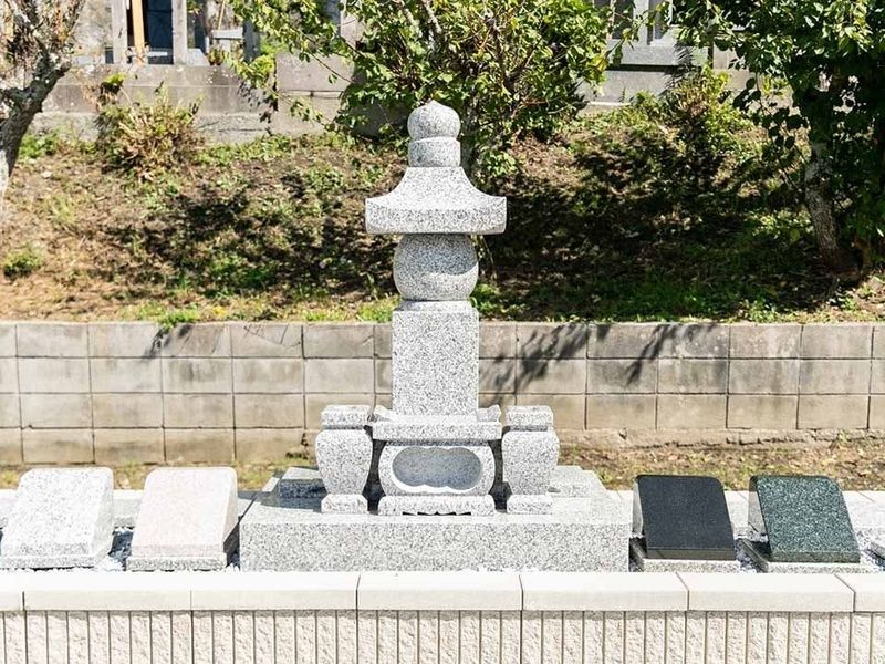 墓域中央に五輪塔が設けられています