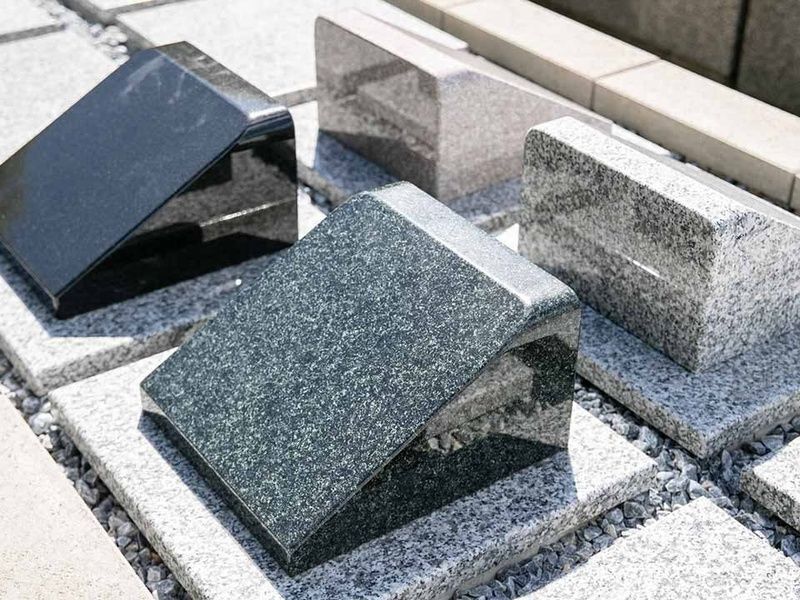 樹木葬の各区画には、石碑プレートが備わります