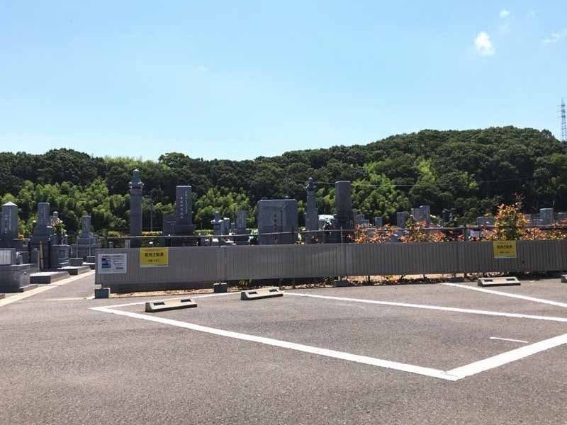 駐車場から苑内へはバリアフリーです