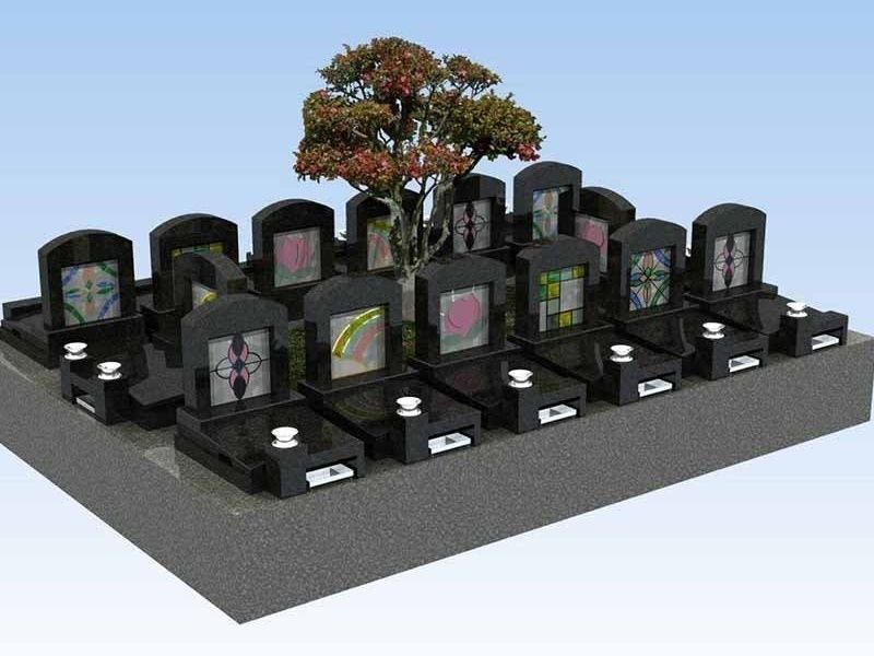 彩り鮮やかなステンドグラスと桜の新樹木葬