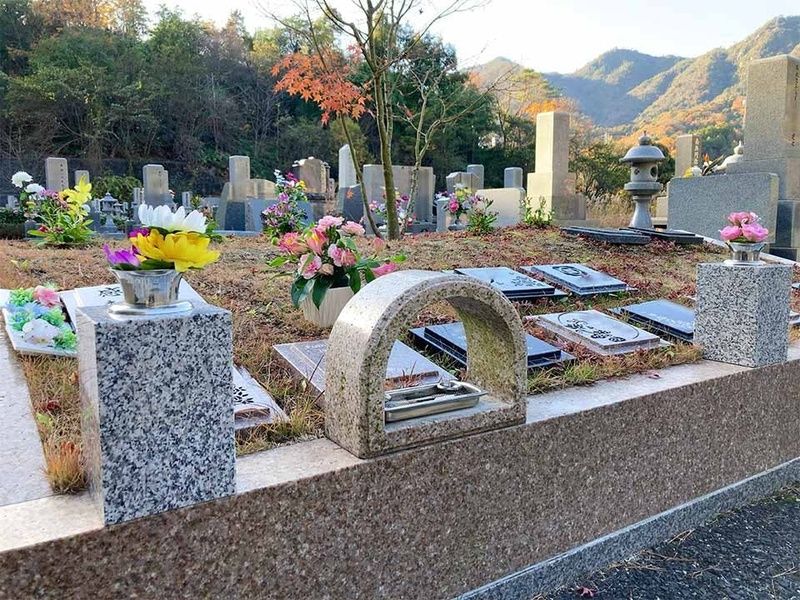 お参りの方の献花で緑あふれる樹木葬