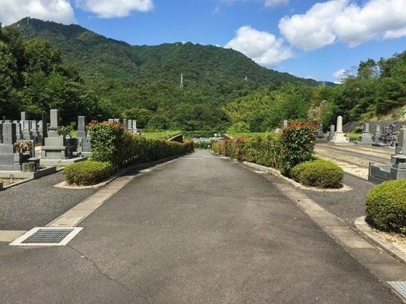 ゆったりとした参道は安心のバリアフリー設計