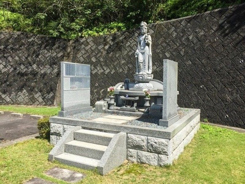 観音菩薩が見守る永代供養合祀塔