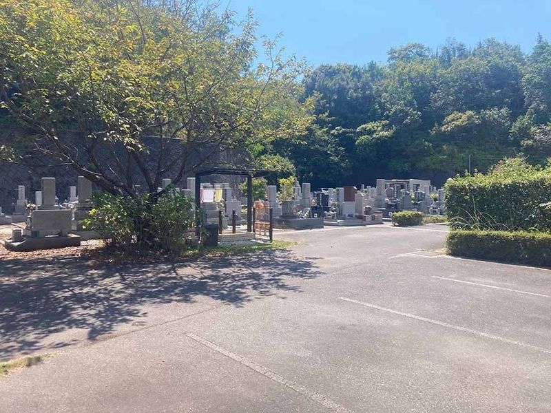 苑内駐車場は広々で停めやすく墓所までもバリアフリーです　