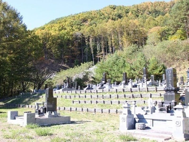 陽光が降り注ぐ明るい雰囲気の墓地公園