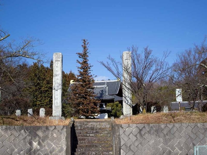龍顔寺墓地