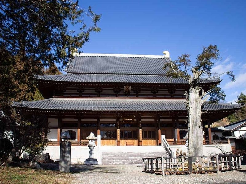 龍顔寺墓地