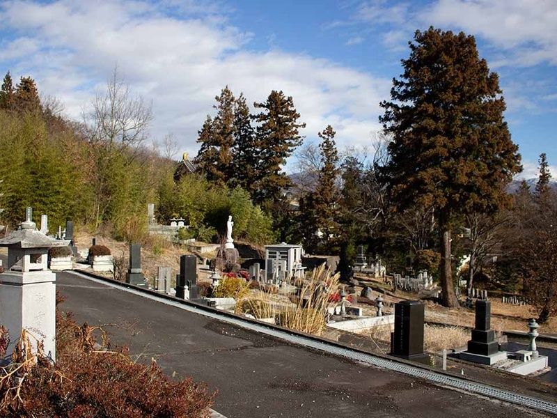 龍顔寺墓地